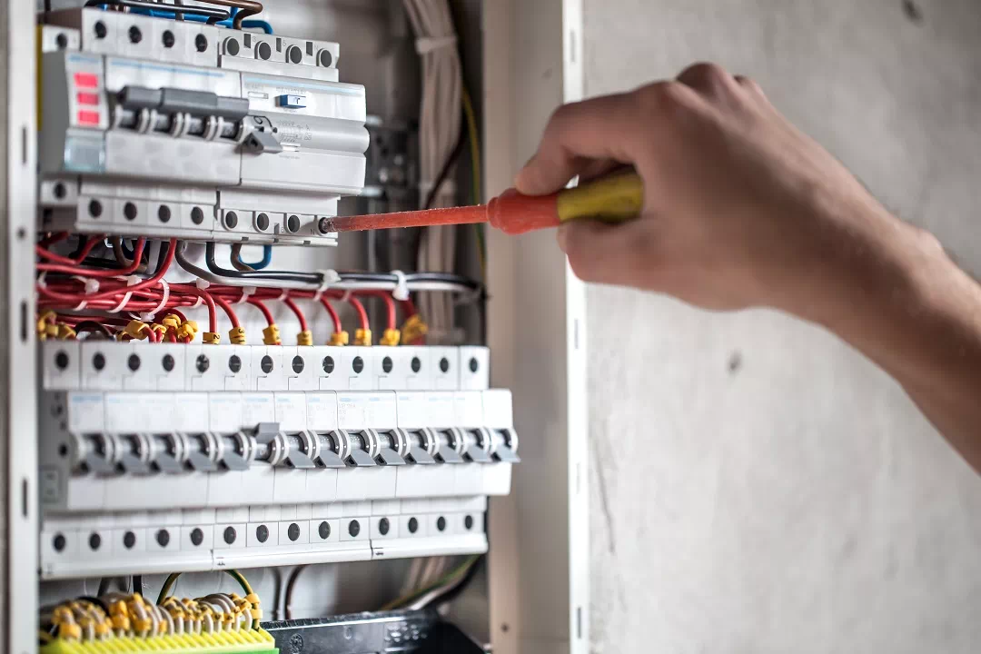 Installation électrique professionnelle par Volt Info, garantissant fiabilité, sécurité et conformité aux normes en vigueur pour des solutions adaptées à vos besoins.
