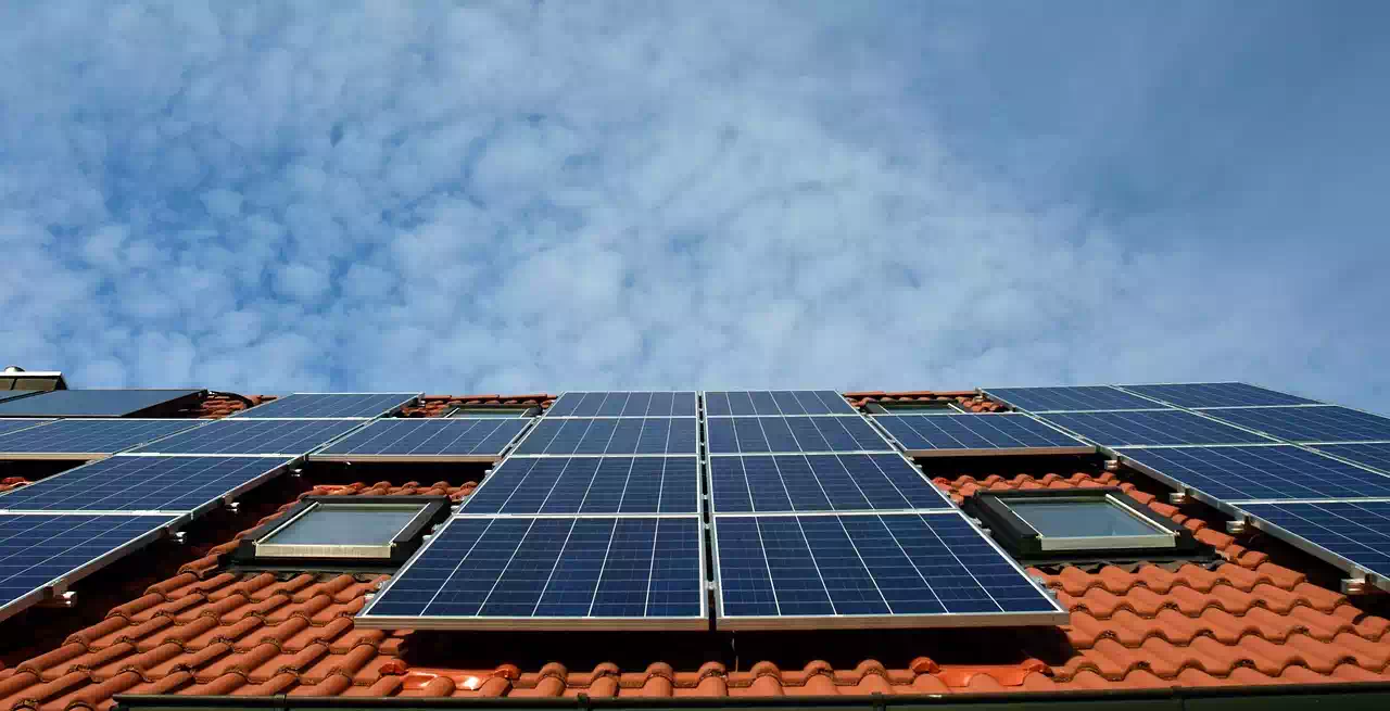Installation de panneaux solaires photovoltaïques certifiés QualiPV par Volt Info, experts en énergie solaire pour une consommation d’énergie durable et économique.