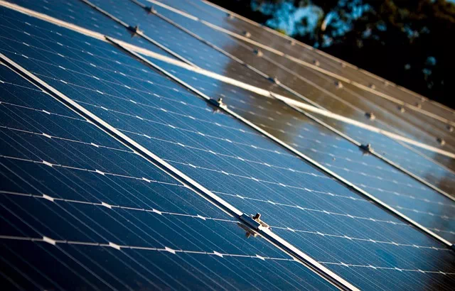 Maîtrise des coûts énergétiques avec des panneaux solaires : production autonome d'électricité, protection contre les hausses de prix, et stabilité de la facture énergétique sur le long terme.