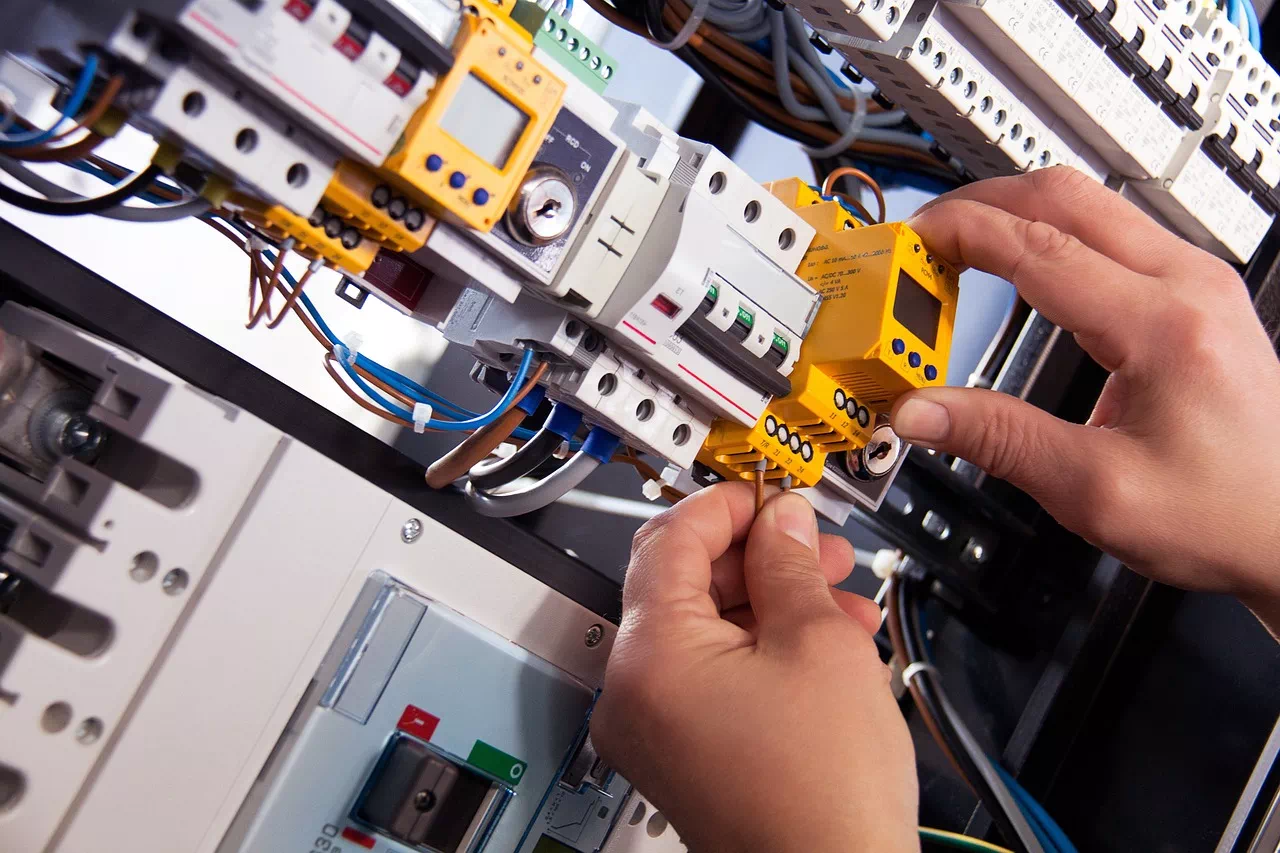 Installation et maintenance de courants forts et faibles par Volt Info, garantissant la sécurité et la conformité des systèmes électriques professionnels.
