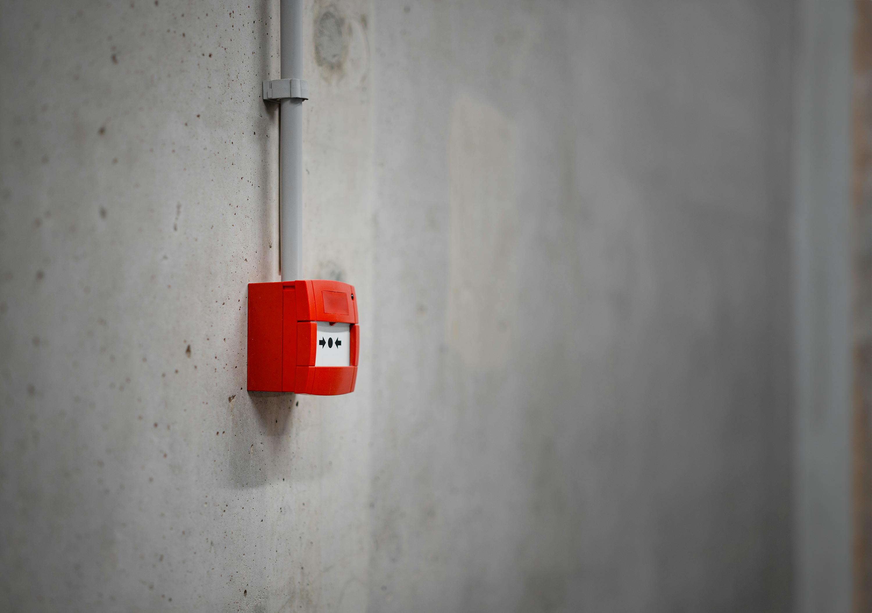 Installation de système d'alarme connecté et personnalisé pour sécuriser votre maison et vos locaux professionnels, avec des solutions sur mesure adaptées à vos besoins.