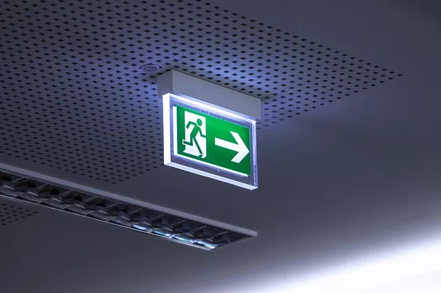 Évaluation de sécurité incendie avec diagnostic personnalisé pour l'installation de systèmes d'alarme incendie et de portes DAD, assurant conformité, fiabilité et maintenance préventive.