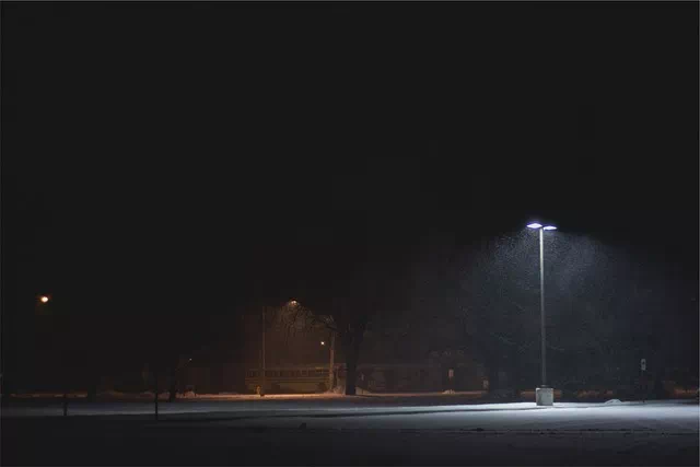 Conception et installation d'éclairage extérieur fonctionnel et esthétique : LED, projecteurs, bornes lumineuses et éclairage de façade, garantissant sécurité et ambiance chaleureuse.