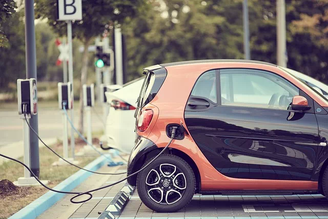 Installation sur-mesure de bornes de recharge pour véhicules électriques, adaptées aux besoins résidentiels et professionnels, avec câblage sécurisé et conforme aux normes, pour recharges accélérées ou ultra-rapides.