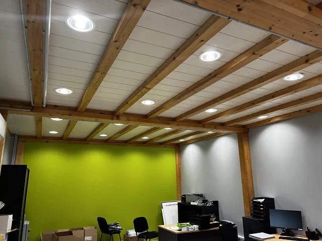 Installation d’éclairage intérieur et extérieur performants et économiques par Volt Info, adaptés aux besoins des professionnels pour bureaux, commerces, entrepôts et espaces publics.