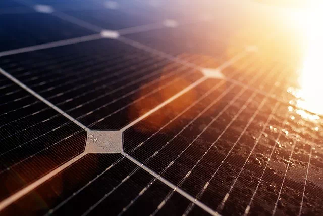 Installation rapide et sécurisée de panneaux solaires par Volt Info, conforme aux normes, pour une énergie propre, économique et réduisant l'empreinte carbone.