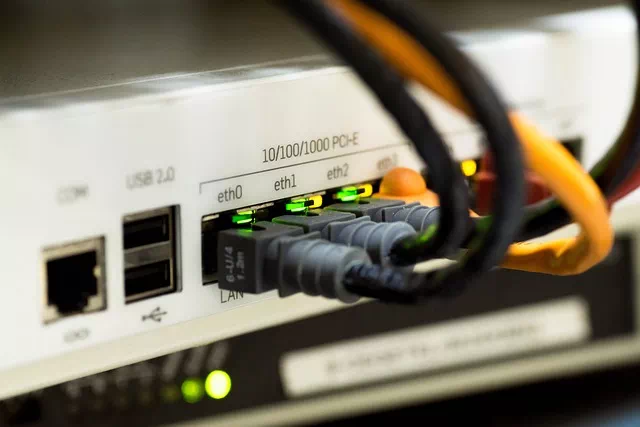 Tirage de câbles, solutions Wi-Fi professionnelles et systèmes téléphoniques par Volt Info, assurant une installation fiable et conforme.