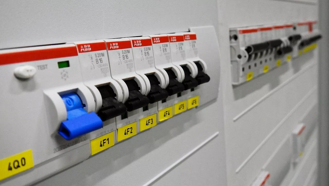 Intervention sécurisée et conforme aux normes pour des installations électriques fiables et durables, que ce soit en rénovation, neuf ou dépannage, par l'équipe d'experts de Volt Info.